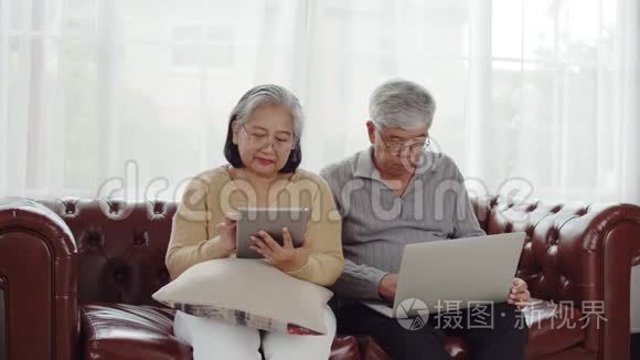 老年夫妇在家使用科技设备视频