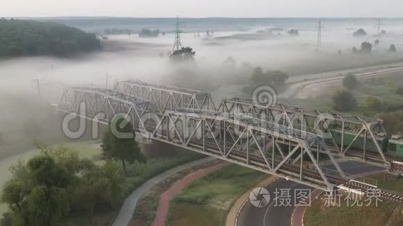黎明时分在雾中架起铁铁桥视频