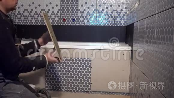 熟练工人在浴室的浴缸边铺瓷砖视频