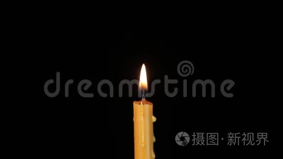 薄蜡烛在黑色背景上燃烧。 特写镜头。