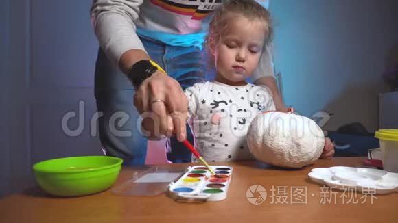 爸爸帮助女儿彩色手工制作工艺泵