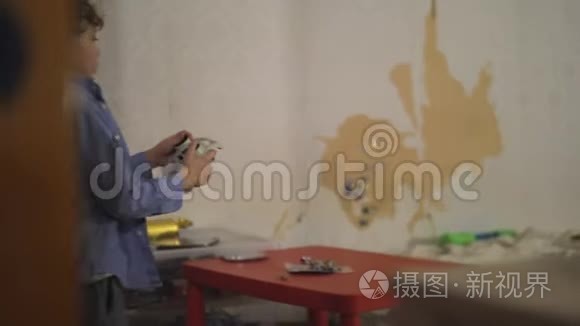 孩子在家里开玩具直升机视频