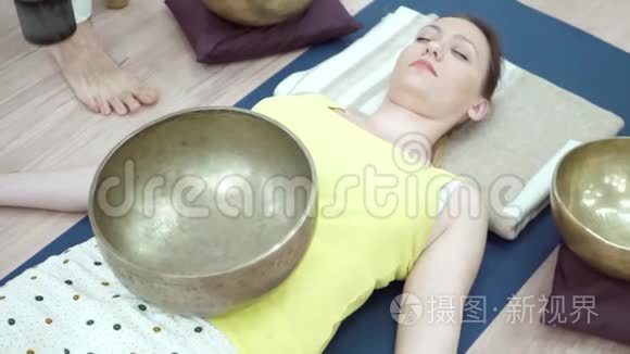 女子练习瑜伽课程视频