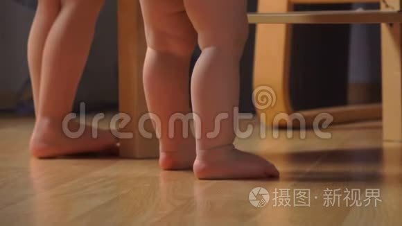 地板上母亲和孩子的赤脚视频