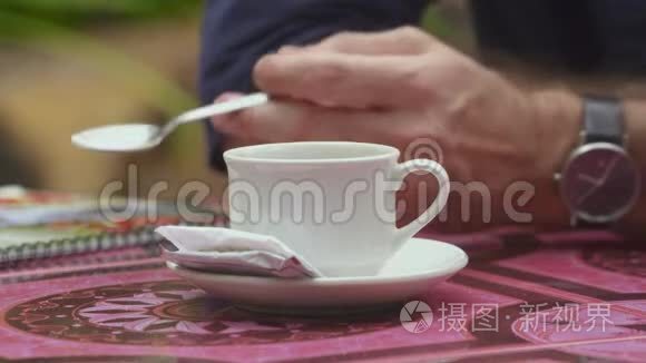 用勺子搅拌咖啡的人视频