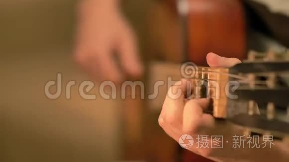 一个用古典吉他弹奏和弦的人视频