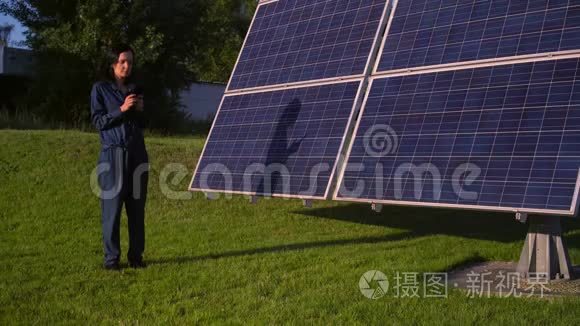 女人计算太阳能电池的容量视频