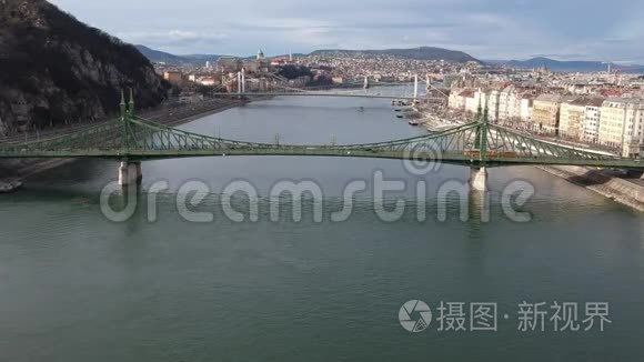 匈牙利布达佩斯自由桥鸟瞰图视频
