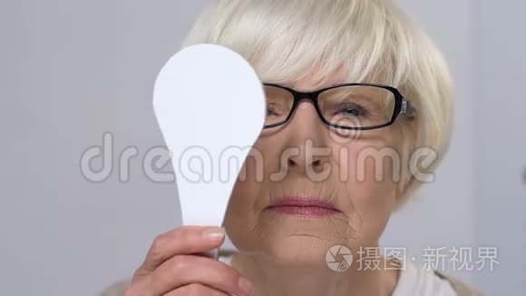 视力有问题的老年妇女闭眼检查视频