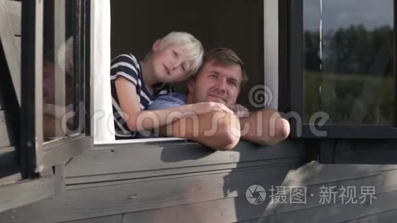 爸爸和儿子向窗外挥手视频
