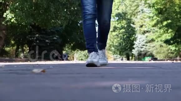 双腿与白色鞋子在街上视频