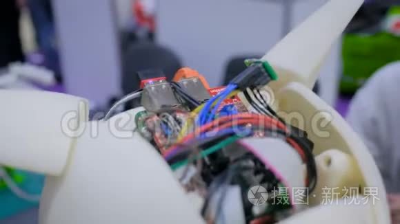 有电线和芯片的机器人大脑视频