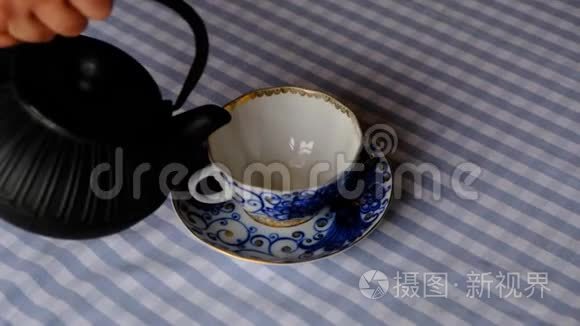 从铁铸茶壶到老式茶杯的冲泡茶视频