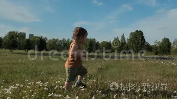 一个小孩子在公园里奔跑的慢动作。