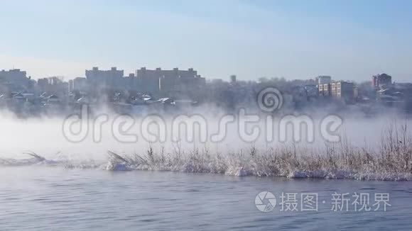 这座城市在雾蒙蒙的河流中视频