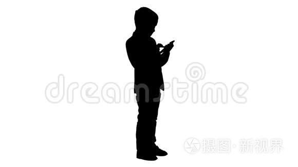 小男孩穿着优雅的西装玩手机。