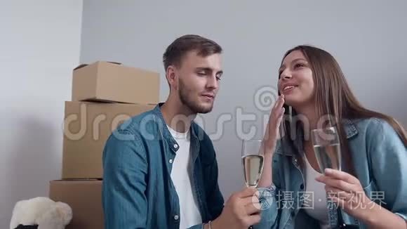 白人快乐的男人和女人讨论新房子的设计，双手拿着香槟酒杯。