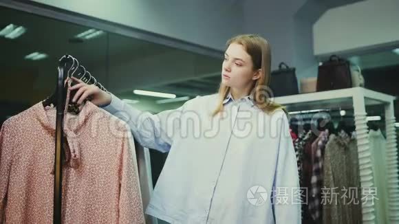 年轻女子在服装店试穿衣服视频