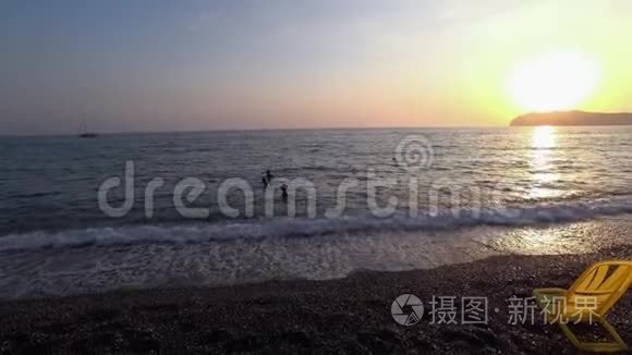 日落时有海滩的美丽海湾视频