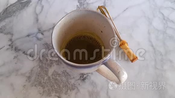 在抹茶泡制拿铁中倒入牛奶视频