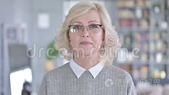 愤怒的老女人对失败的反应视频