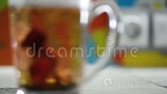 锡兰红茶混合在玻璃杯中视频