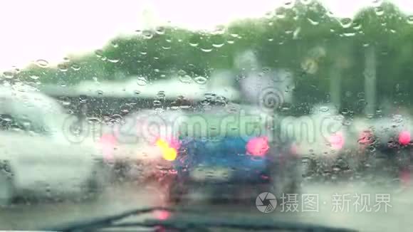 雨中汽车穿过城市。