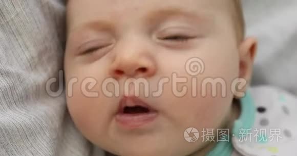 可爱的婴儿大声打喷嚏视频