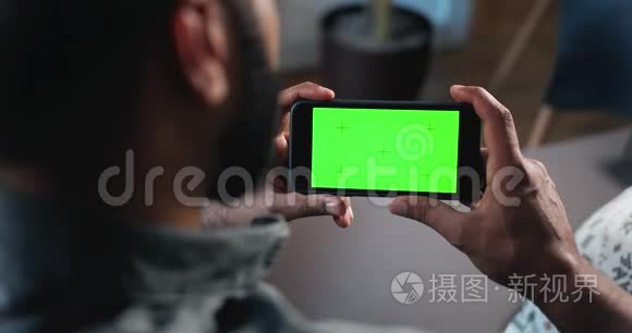 男持水平绿屏智能手机视频