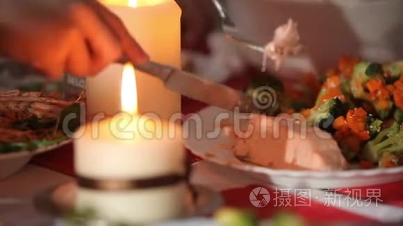 节日桌上的蜡烛视频