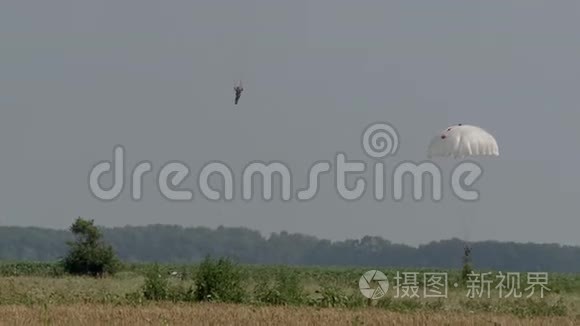 一支伞兵部队在蓝天的背景下登陆完成任务