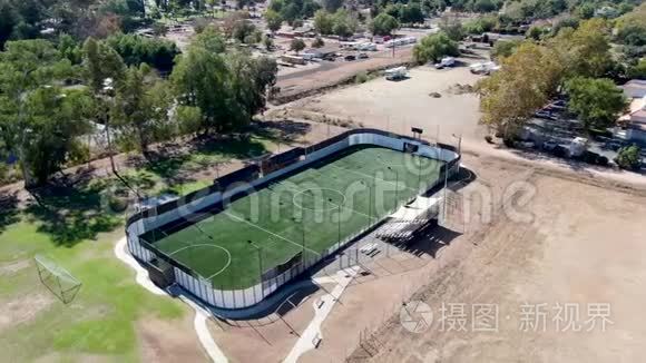 加州旱地小型足球场的鸟瞰图视频