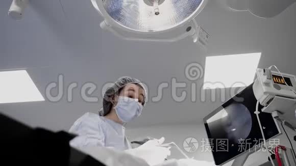 女医生在手术室做外科研究治疗视频