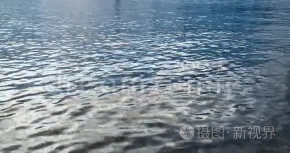 河流中的纹理和反射水，慢运动