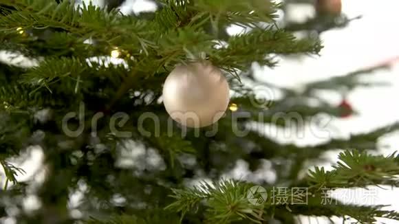用银色玻璃球装饰圣诞树视频