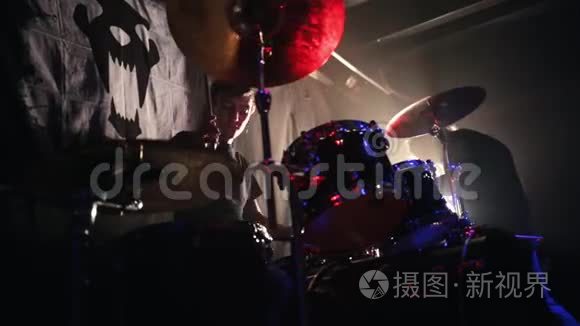鼓手在阴暗的舞台上演奏视频