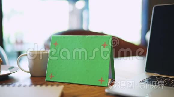 木桌上的绿色招牌帐篷卡菜单视频