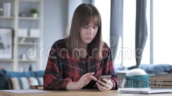 悲伤的少女在智能手机上的失败视频