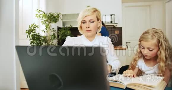 妈妈在笔记本电脑上工作视频