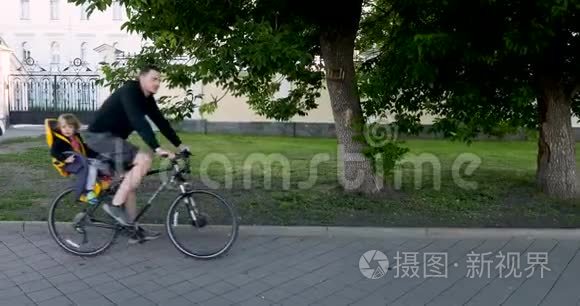 男子骑自行车与儿童安全座椅视频