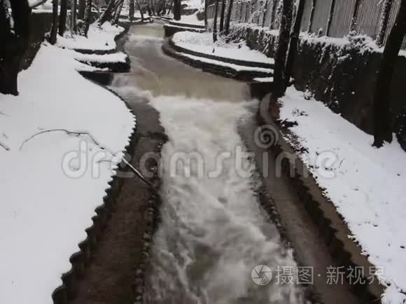 卢达马拉·佩特里希河1月的一个短片，一条覆盖着雪和流动的冬季河流