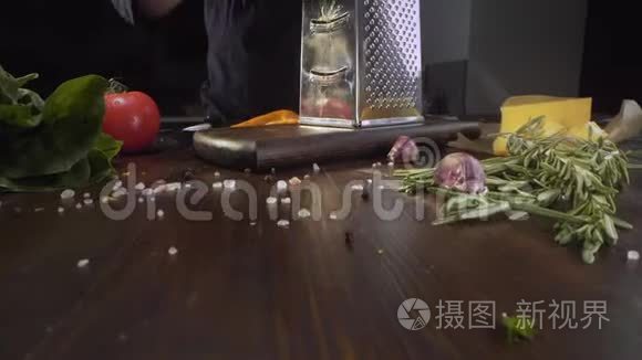 滑动变焦镜头：厨师把胡萝卜装在木板上，煮生熟蔬菜，天然食物