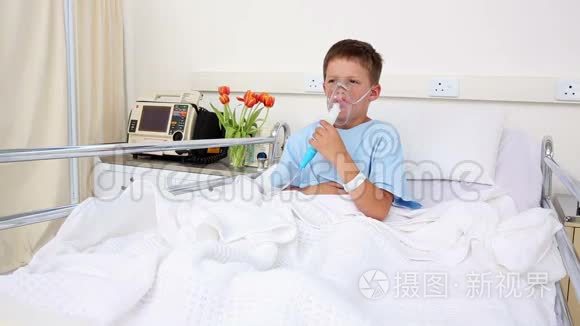 带着氧气罩坐在床上的小男孩视频