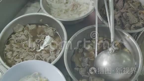 在一个大金属锅内混合调味饭视频