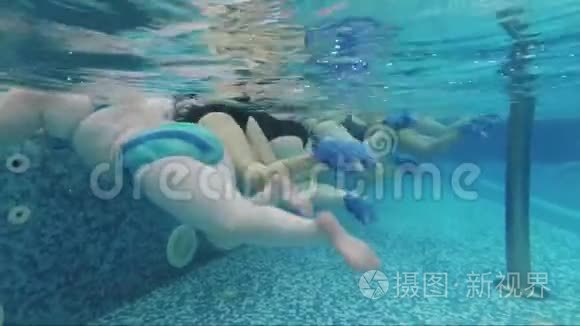 泳池里胖女人的水上有氧运动视频