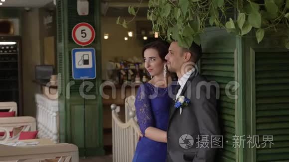高清房和新娘站在咖啡馆里视频
