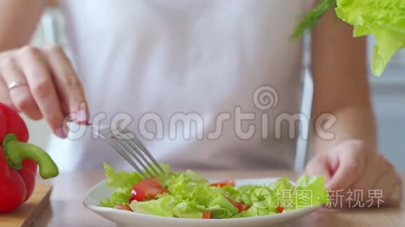 女人吃绿色健康生态沙拉视频
