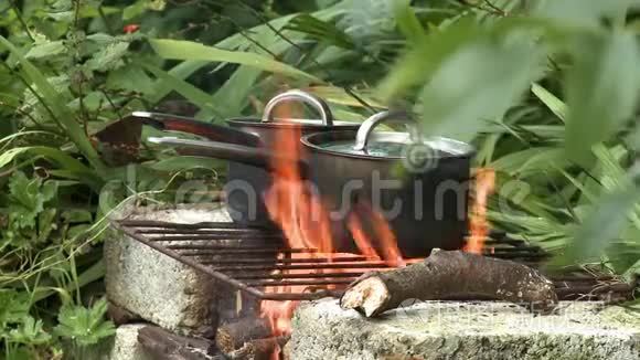 在露天烧烤炉上点视频