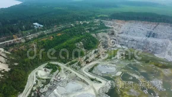 露天采石场的空中景观-顶部景观。 用蓝天建造的采石场。 矿产环境，工业。 乡村景观