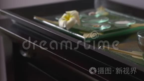 一盘各种浴盐和香水视频